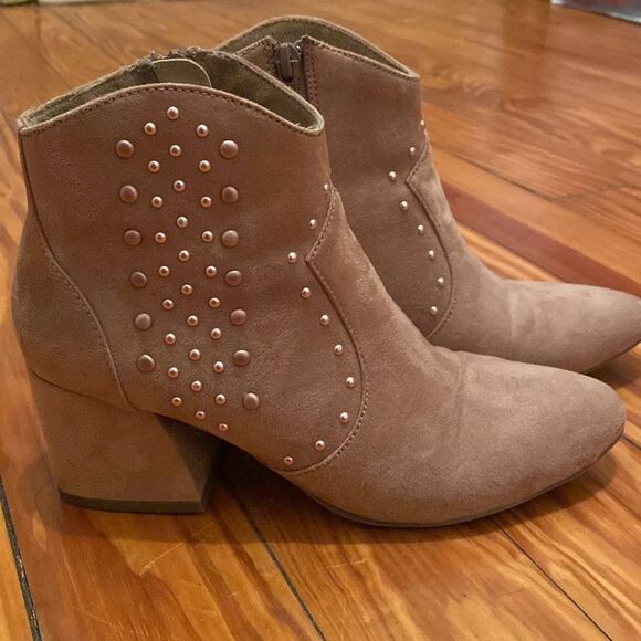 SO Fir Tan Jeweled Ankle Boots with Zipper Closure Size 6 - Picture 4 of 11